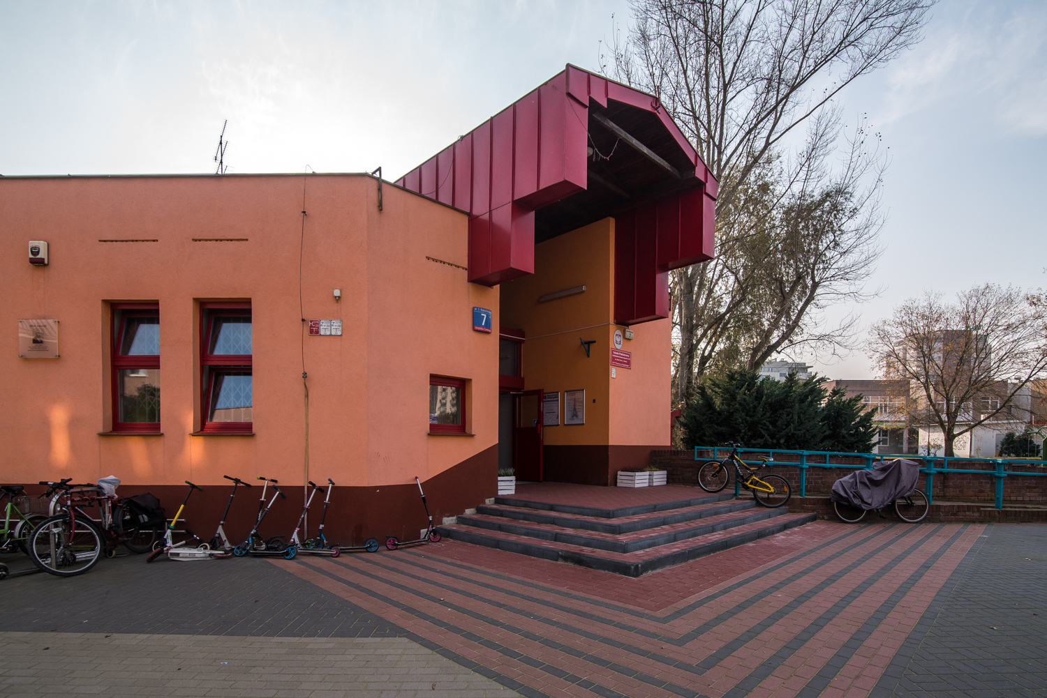 Zdjęcie architektury budynku Szkoła Podstawowa nr 343 im. Matki Teresy z Kalkuty